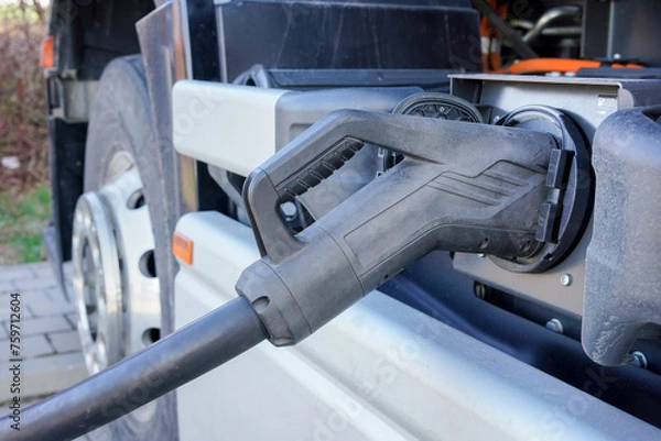Obraz Elektro LKW lädt seine Batterie an einer Ladesäule auf