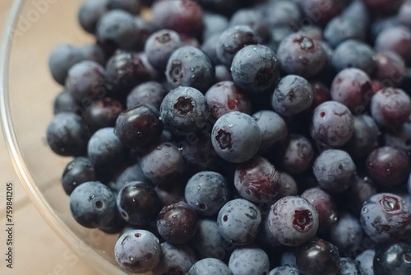 Obraz 家庭菜園、庭で採れたブルーベリーの実、朝採れ、ガラスのボウルに入ったブルーベリーの山