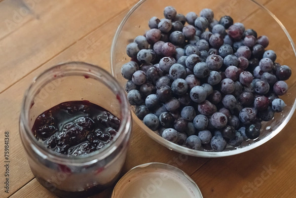 Obraz 家庭菜園、庭の朝採れ、ガラスのボウルに入ったブルーベリーの山と手作りブルーベリージャム