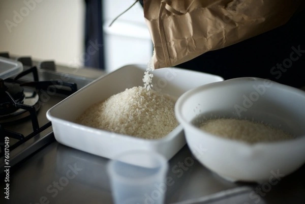 Obraz 米を冷蔵保存するために琺瑯のバットに入れているところ