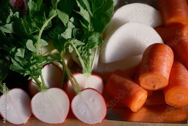 Fototapeta ラディッシュ、大根、ニンジンの料理の準備