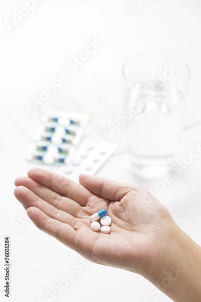 Fototapeta 薬を持つ