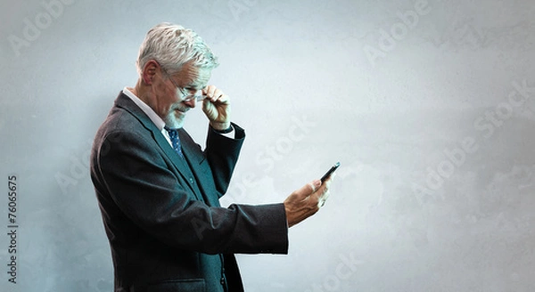 Fototapeta älterer mann mit Smartphone