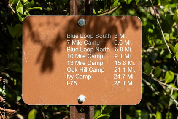 Obraz A sign at the southern terminus of the Cross Seminole Trail, Florida, with northbound mileage

