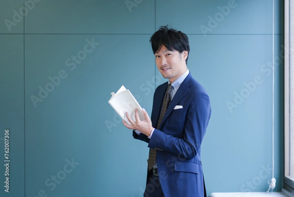 Fototapeta 本を読むビジネスマン