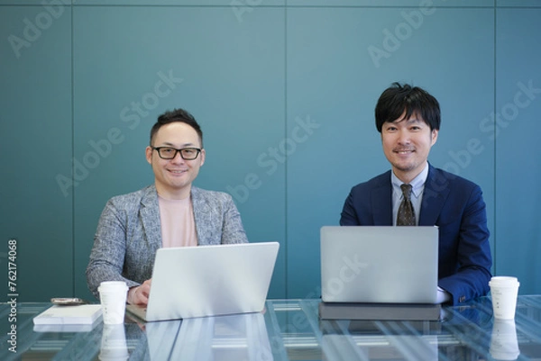 Fototapeta オフィスで仕事をする男性二人