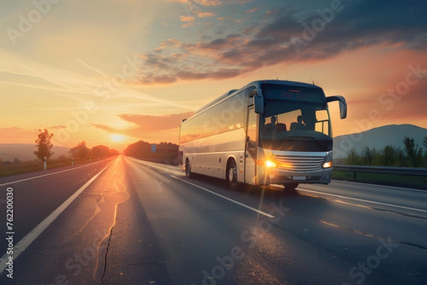 Obraz Reisebus auf der Autobahn: Komfortable Busreise mit Blick auf die Straße