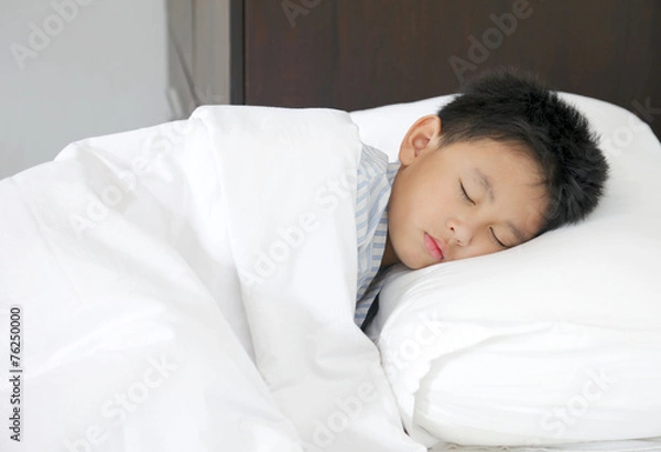 Obraz little boy sleeping in bed