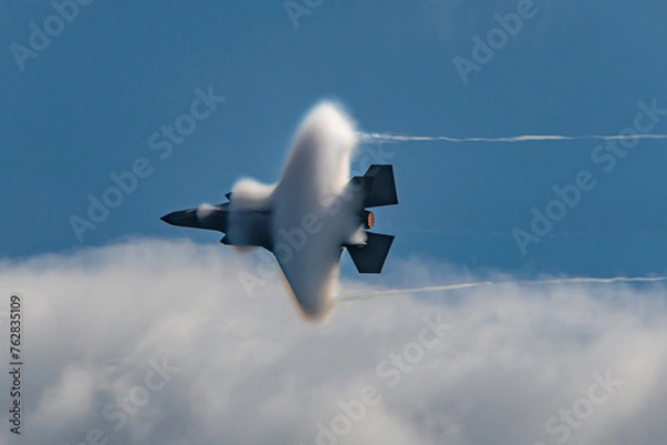 Obraz F-35 forms Vapor Cone in High Speed Fly-by