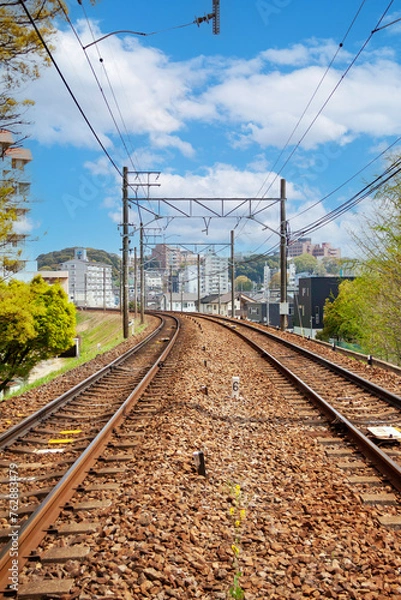 Fototapeta 左にカーブする複線の線路