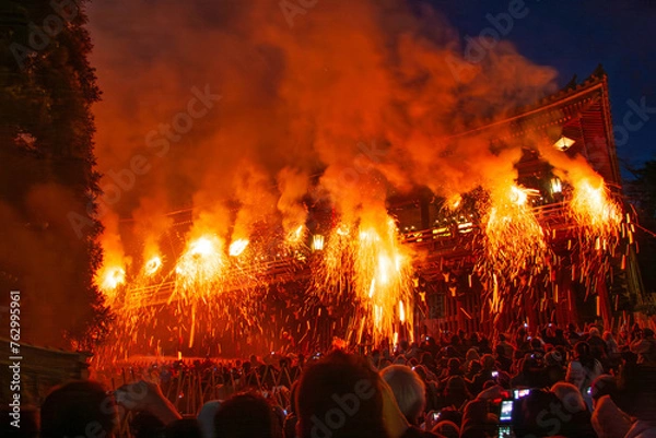 Fototapeta 奈良　東大寺のお水取り　籠松明
