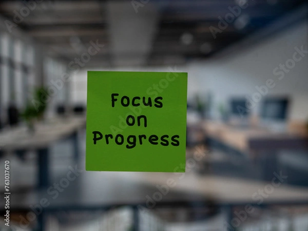 Obraz Post note on glass with 'Focus on Progress'.