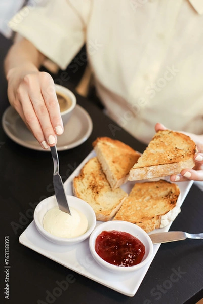 Obraz Tostadas con queso y mermeladas 