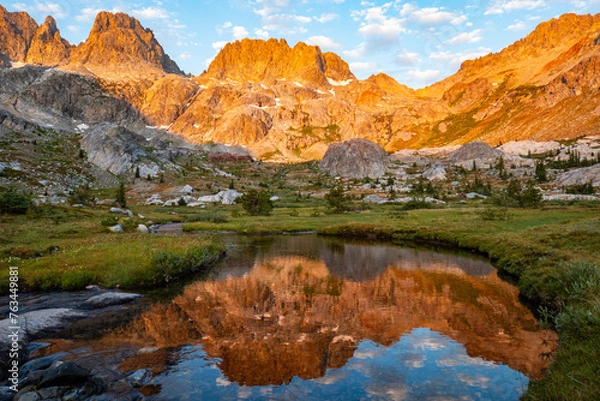 Obraz Golden Mountain Alpenglow, Mirrored in Pond