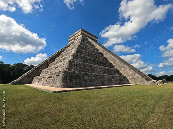 Obraz Chichen Itza maya temple in Mexico. Angle view for the serpent