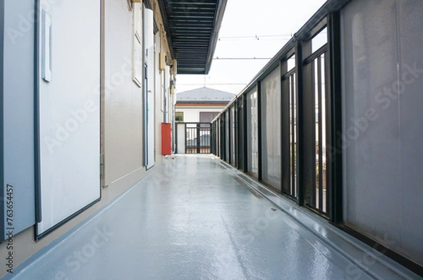 Obraz アパートの上階の廊下