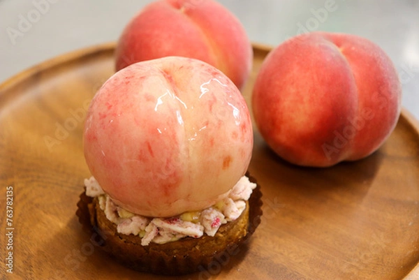 Obraz パティシエが作った新鮮な桃を使ったケーキ、タルト