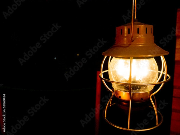 Obraz キャンプ場で大活躍する明るいランタン