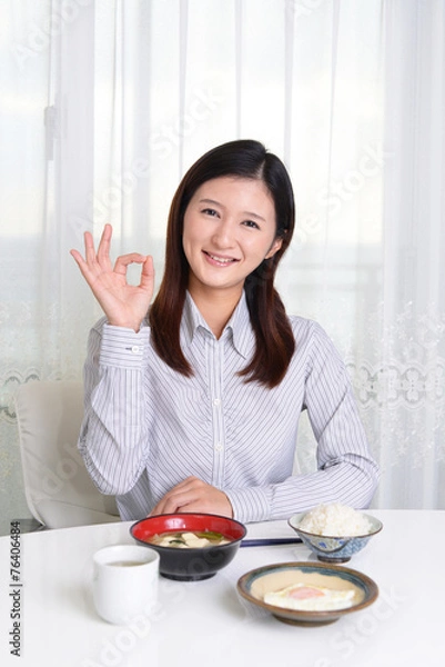 Fototapeta 食事を楽しむ女性