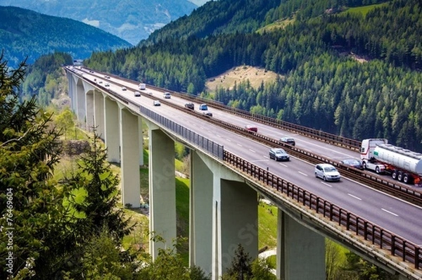 Fototapeta Ruch turystyczny na autostradzie Brenner w Południowym Tyrolu