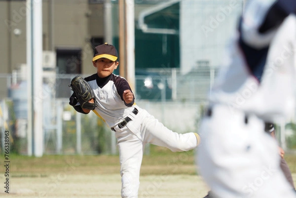 Obraz 投球直後の左投げ投手（少年野球）