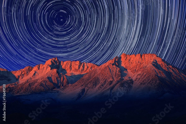 Obraz Nocna ekspozycja Star Trails of the Sky w Bishop California