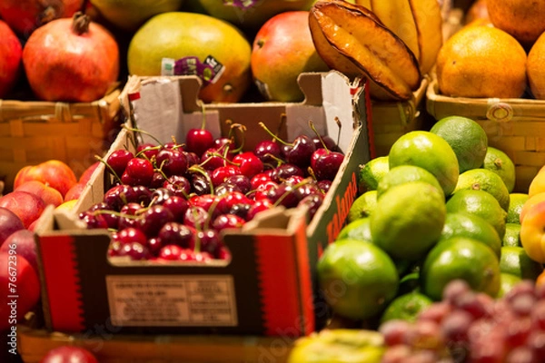 Fototapeta Produkte in einer Markthalle