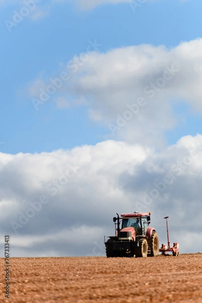 Fototapeta TRACTOR REALIZANDO TRABAJOS EN EL CAMPO