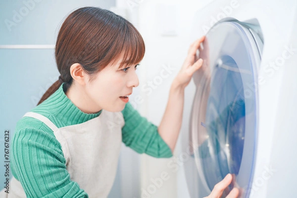 Obraz ドラム式洗濯機が故障してショックを受ける女性