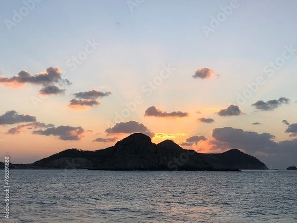 Fototapeta 섬 뒤로 숨은 태양