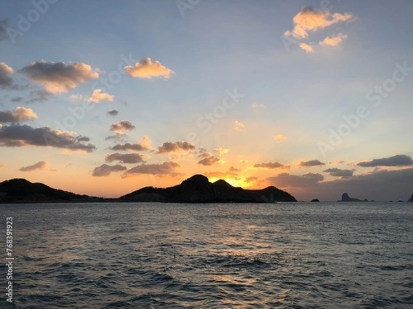 Fototapeta 해가 넘어가는 어느 바닷가 섬