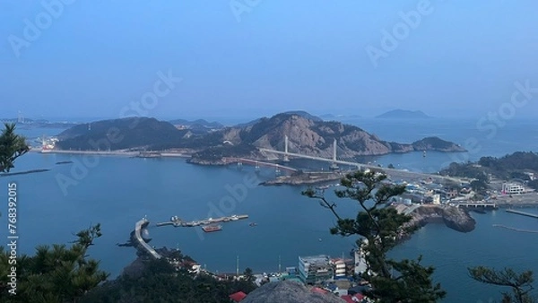 Fototapeta 산속에서 보이는 섬마을 풍경