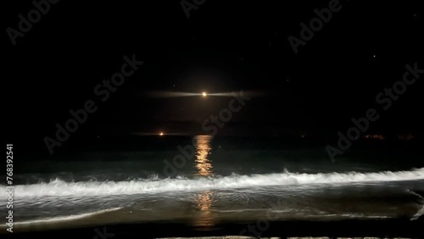 Fototapeta 달이 화창하게 떠있는 파도가 치는 바다