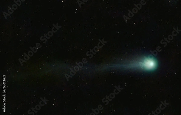 Obraz cometa che solca i cieli notturni