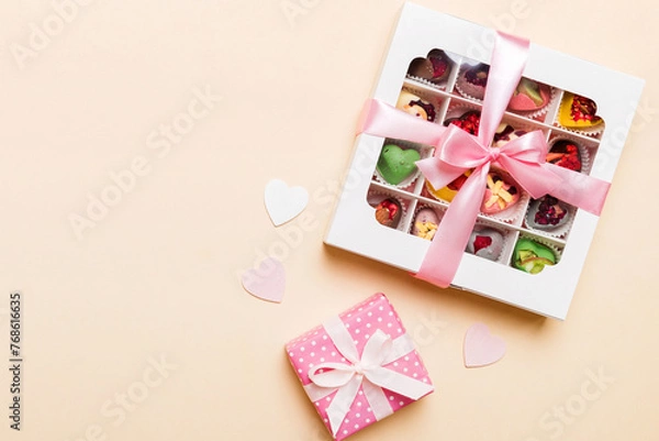 Fototapeta Valentine day composition: sweet candy, with gift boxes with bow and red felt hearts, photo template, background. Top View with copy space