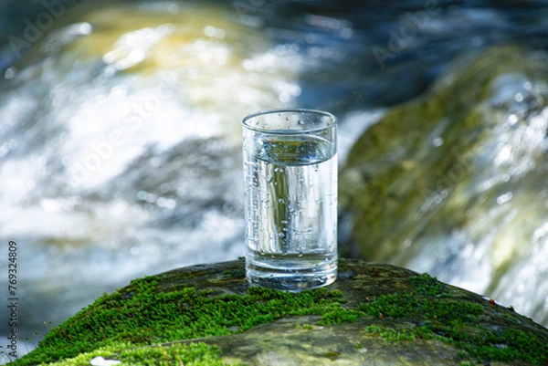 Obraz グラスの中の天然水