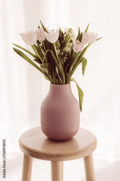 Obraz Weiße Tulpen mit rosa, in einer rosa Vase