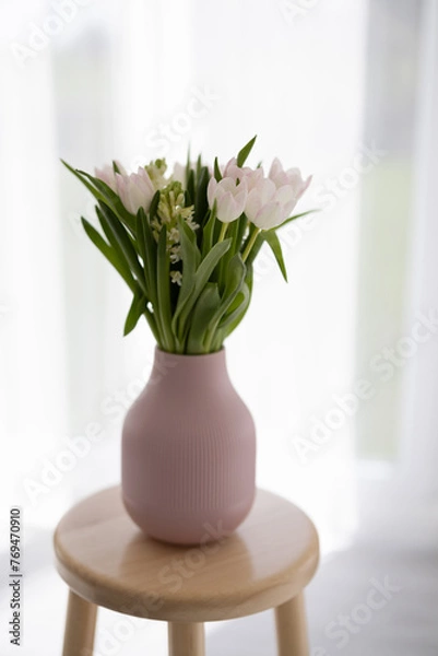 Obraz Weiße Tulpen mit rosa, in einer rosa Vase