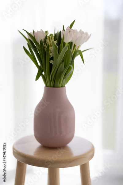 Fototapeta Weiße Tulpen mit rosa, in einer rosa Vase