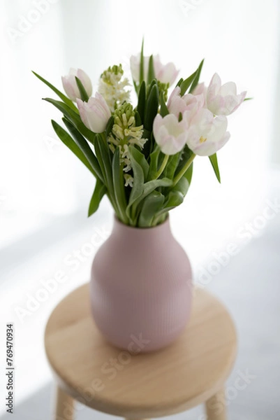 Obraz Weiße Tulpen mit rosa, in einer rosa Vase