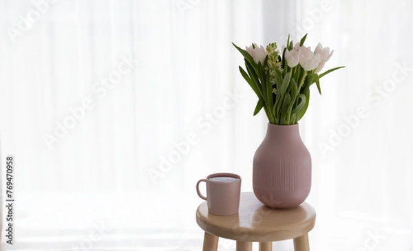 Obraz Tulpen in rosa Vase mit rosa Kaffeetasse