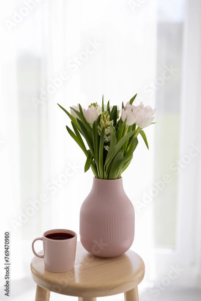 Obraz Tulpen in rosa Vase mit rosa Kaffeetasse