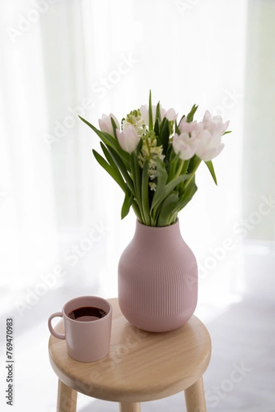 Obraz Tulpen in rosa Vase mit rosa Kaffeetasse