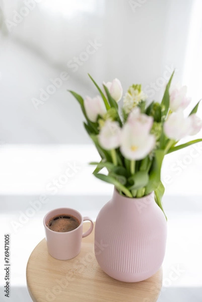 Fototapeta Tulpen in rosa Vase mit rosa Kaffeetasse