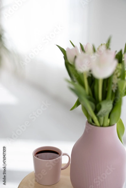Obraz Tulpen in rosa Vase mit rosa Kaffeetasse