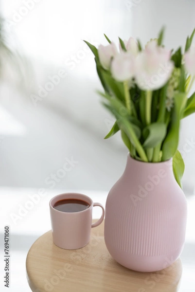 Obraz Tulpen in rosa Vase mit rosa Kaffeetasse