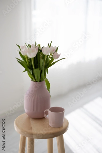Obraz Tulpen in rosa Vase mit rosa Kaffeetasse