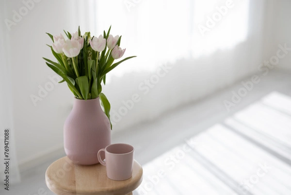 Fototapeta Blumen mit weiß-grauem Hintergrund, farblich passende Kaffeetasse