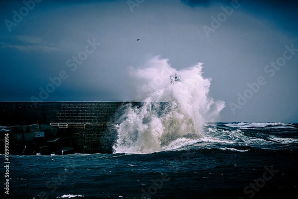 Fototapeta waves crashing on the rocks