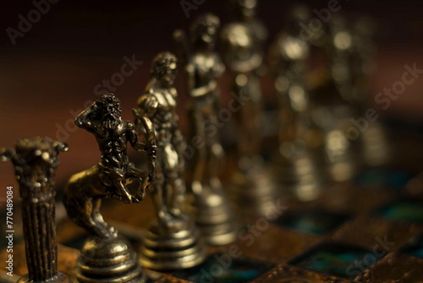 Obraz Pieza de ajedrez en forma de centauro con resto de piezas de fondo y sobre tablero 